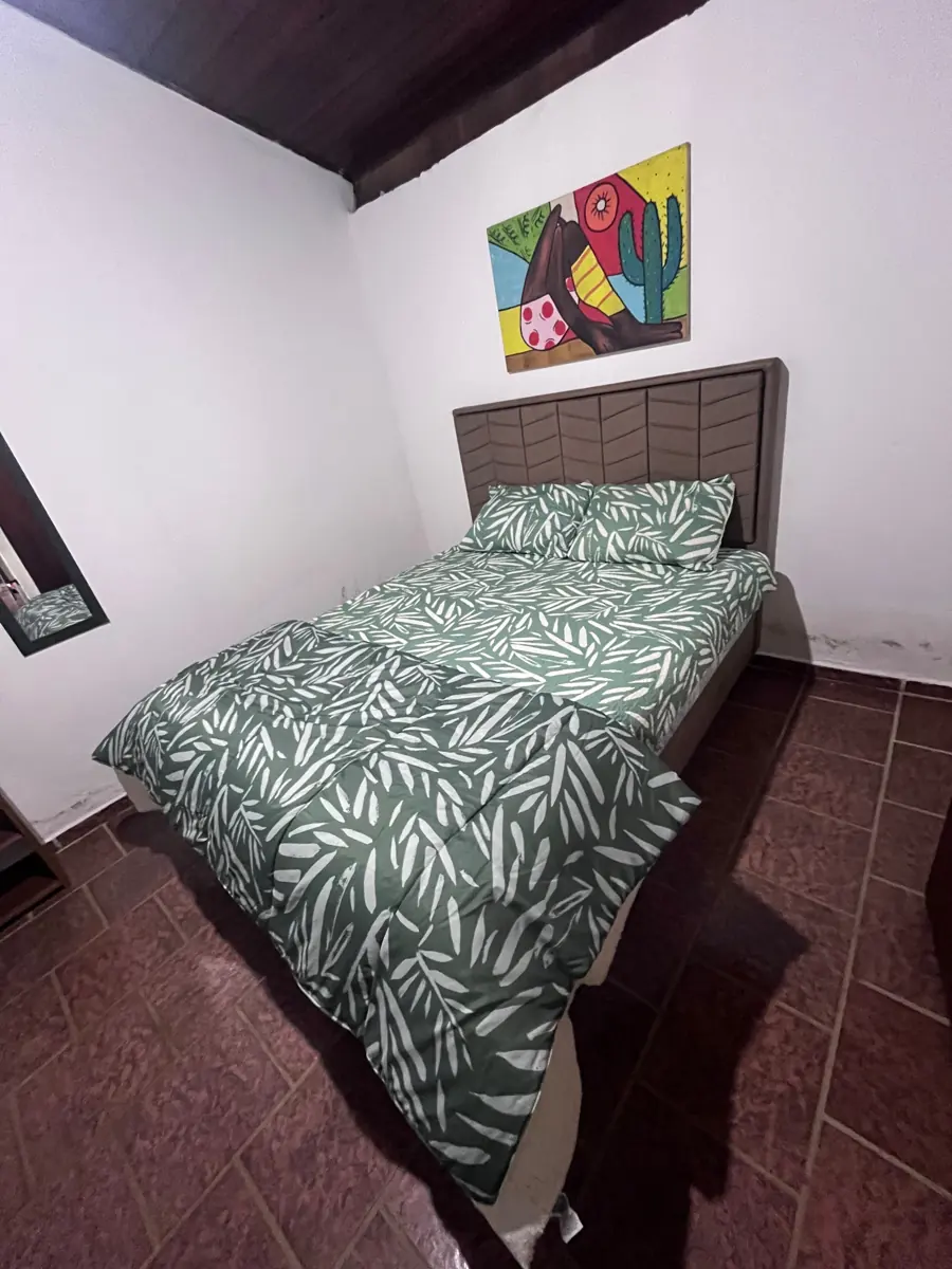 Quarto do chalé com cama de casal