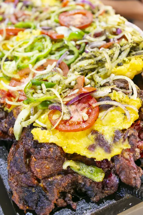 Carne acebolada