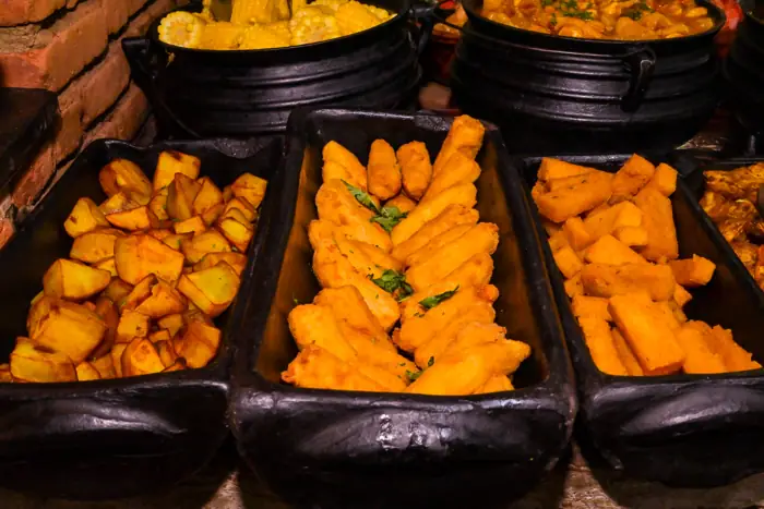 Mandioca e polenta fritas
